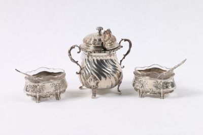 trois pièces de vaisselle, à savoir une théière, une soucoupe et une cuillère
