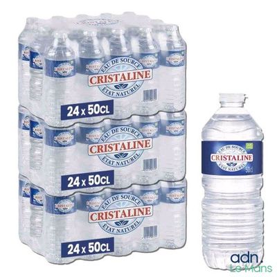 six bouteilles d'eau « Crystaline » sont empilées les unes sur les autres