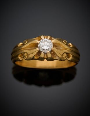 une bague en or sertie d'un diamant au centre