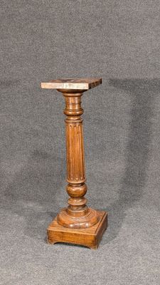 une image représentant une petite table en bois sur fond gris