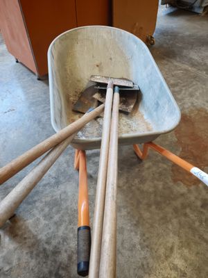 une brouette et deux battes de baseball dans une brouette
