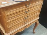 une commode en bois sur laquelle est posée une télévision