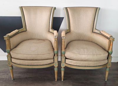 paire de fauteuils rembourrés, avec accoudoirs et pieds rembourrés