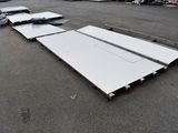 plusieurs morceaux de métal éparpillés sur le sol d'un parking