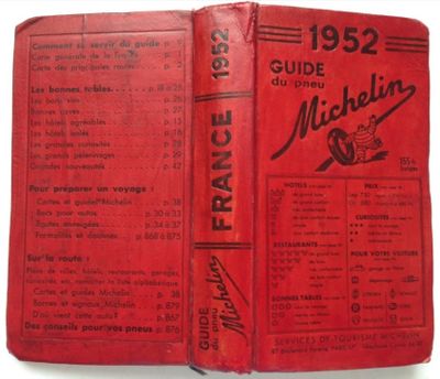 un vieux livre à la couverture rouge posé sur une table