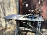 une machine à coudre posée sur une table
