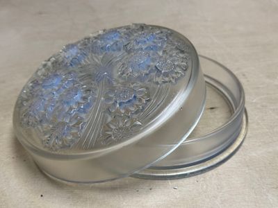 deux boîtes de conserve posées l'une à côté de l'autre sur une table