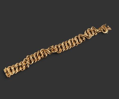 un bracelet en or sur fond noir