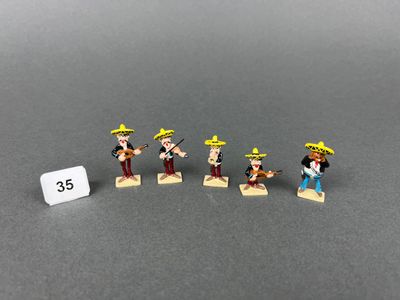cinq figurines représentant un homme avec une guitare et une femme avec un chapeau