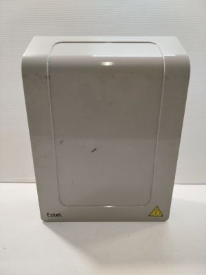 une boîte blanche sur laquelle est collé un autocollant jaune