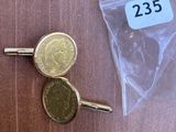 deux pièces et une pièce posées sur une table, à côté d'un sac