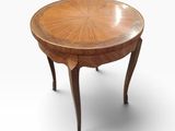 une petite table avec un plateau en bois sur fond blanc