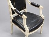 une chaise en noir et blanc dont l'assise est recouverte de cuir noir