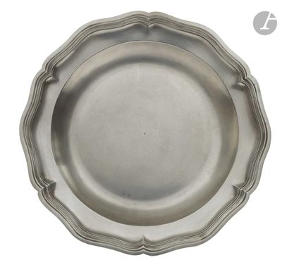 assiette en argent plaqué aux bords festonnés sur fond blanc