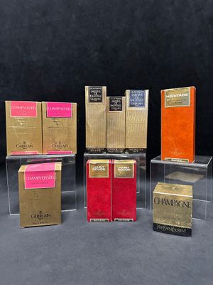 Plusieurs paquets de cigarettes sont alignés sur une table