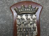 une plaque posée au sol, avec un bâtiment en arrière-plan