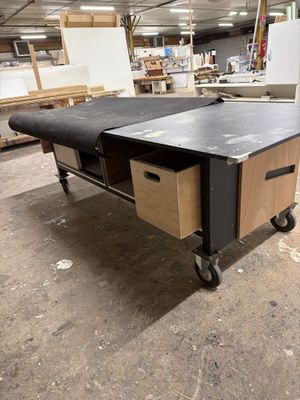 une table placée au milieu d'une pièce