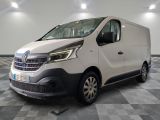 la camionnette blanche est garée sur le sol en damier d'une pièce