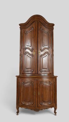 l'image d'une armoire en bois surmontée de deux portes