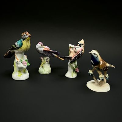 cinq figurines d'oiseaux empilées les unes sur les autres