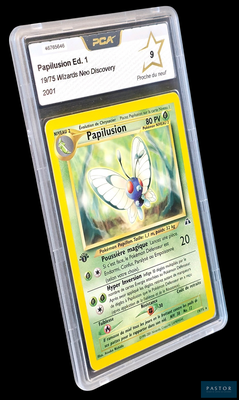 gros plan d'une carte pokemon sur fond noir