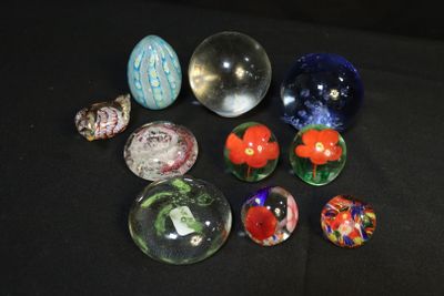 de nombreuses billes de verre posées sur une surface noire