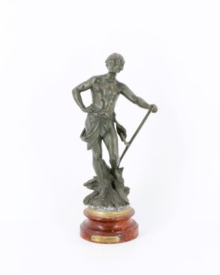 une image représentant la statue d'un homme tenant une lance