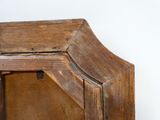 une étagère en bois surmontée d'un miroir
