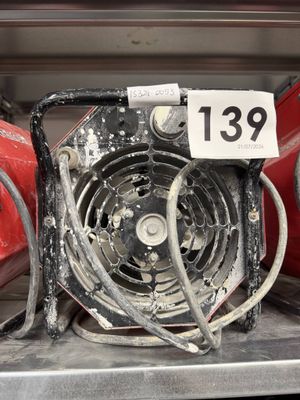 une borne d'incendie rouge et une borne d'incendie rouge sur l'étagère
