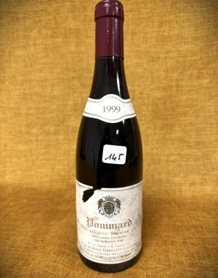 une bouteille de vin posée sur une table