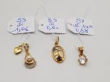 trois pendentifs en or et diamants, accompagnés de leurs étiquettes de prix