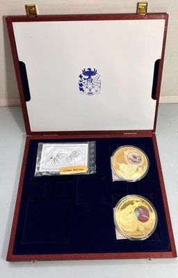 deux pièces d'or dans un écrin orné de l'effigie d'une femme