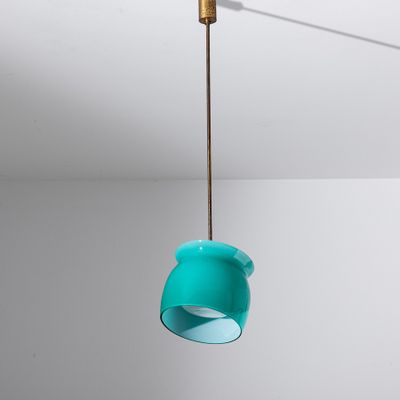 une lampe suspendue au plafond de la pièce