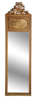 une image représentant un miroir doté d'un cadre doré orné d'un motif floral