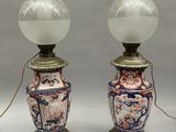 paire de vases asiatiques avec des lampes posées sur des supports, sur fond blanc