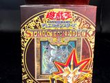 La boîte du jeu de cartes comporte l'image d'un dragon.