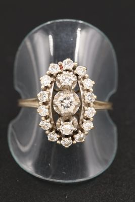 gros plan d'une bague en diamant sur une surface claire
