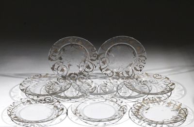 de nombreuses assiettes en verre posées sur une table