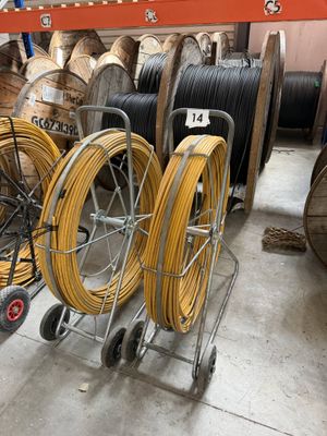 tout un tas de câbles de différents types sur un chariot