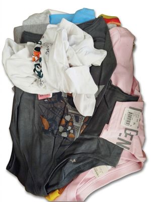 un tas de vêtements empilés les uns sur les autres