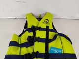 un gilet de sauvetage jaune posé sur une table blanche