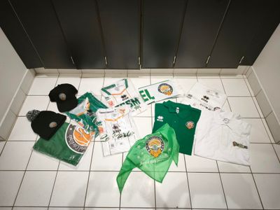 il y a beaucoup d'objets par terre dans la salle de bains