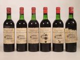 quatre bouteilles de vin sont alignées sur une table