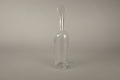 une bouteille en verre transparent munie d'un bouchon sur le dessus