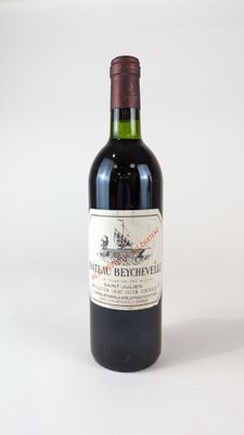 une bouteille de vin posée sur une table