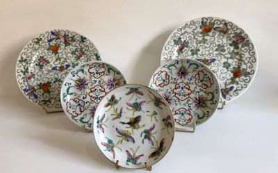 trois assiettes à motifs différents posées sur une surface blanche