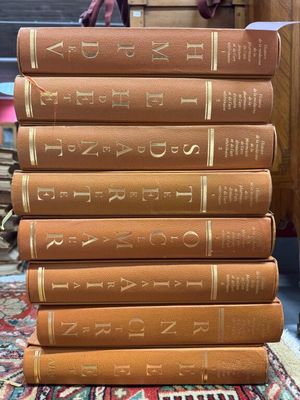 plusieurs vieux livres empilés les uns sur les autres sur un tapis