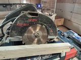 quelqu'un utilise une scie circulaire pour couper une pièce de bois