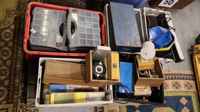 Une palette : Important lot de quincailleries diverses, mèches à ...