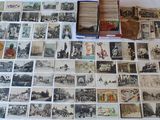 beaucoup de vieilles cartes postales sur la table